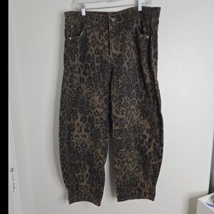 Leopard Print plus size 2x mid rise Barrel Jeans